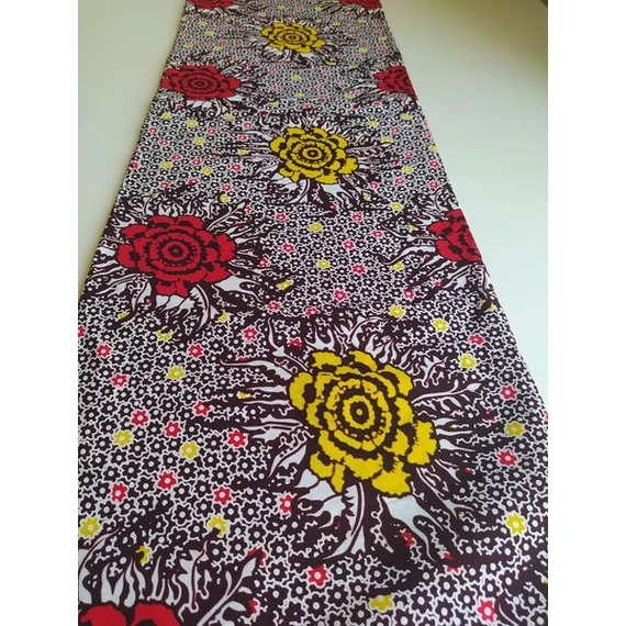Piros rózsák afrikai textil