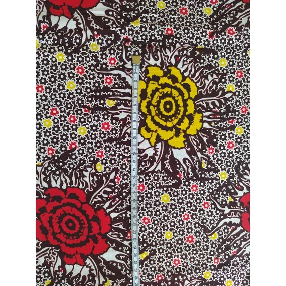 Piros rózsák afrikai textil